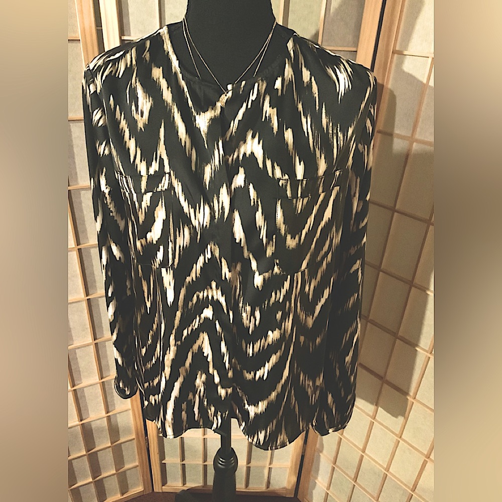 Liz Claiborne - Black/gold/Wt 6 button top. Sz PL